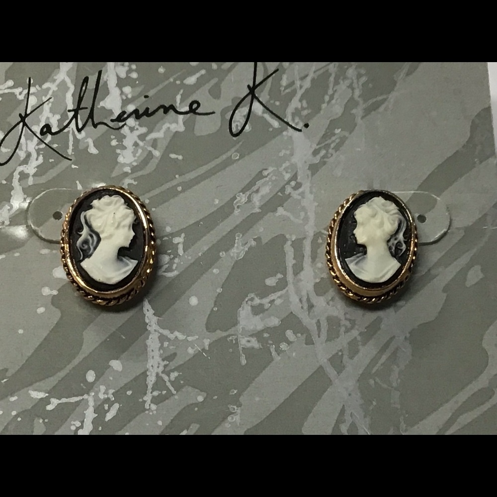 New black & white cameo earrings pierced 1/2”